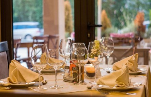Royalty‑free vs. musica con licenza: quale scegliere per il tuo ristorante