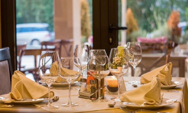 Royalty‑free vs. musica con licenza: quale scegliere per il tuo ristorante